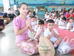 20241203015011.jpg - กิจกรรมทำบุญตักบาตร ข้าวสาร อาหารแห้ง ในวันเฉลิมพระชนมพรรษาสมเด็จพระนางเจ้าสุทิดา พัชรสุธาพิมลลักษณพระบรมราชินี | https://klongsong.devcm.info