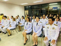 20241203015332.jpg - พิธีรับพระราชบรมฉายาลักษณ์ พระบาทสมเด็จพระเจ้าอยู่หัวและสมเด็จพระนางเจ้า ฯ พระบรมราชินี ณ ห้องประชุมเทศบาลเมืองคลองหลวง ต.คลองสอง อ.คลองหลวง จ.ปทุมธานี | https://klongsong.devcm.info