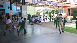 20241203031907.jpg - โรงเรียนคลองสอง (เสวตสมบูรณ์อุปถัมภ์) ฝึกอบรมโครงการสถานศึกษาปลอดภัย หนี ซ่อน สู้ จัดโดยสถานีตำรวจภูธรคลองหลวง ฝึกการเอาตัวรอดจากเหตุการณ์ไม่พึงประสงค์ เพื่อรับมือกับสถานการณ์ที่อาจเกิดขึ้นภายในสถานศึกษา | https://klongsong.devcm.info