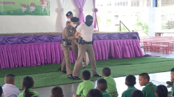 20241203031915.jpg - โรงเรียนคลองสอง (เสวตสมบูรณ์อุปถัมภ์) ฝึกอบรมโครงการสถานศึกษาปลอดภัย หนี ซ่อน สู้ จัดโดยสถานีตำรวจภูธรคลองหลวง ฝึกการเอาตัวรอดจากเหตุการณ์ไม่พึงประสงค์ เพื่อรับมือกับสถานการณ์ที่อาจเกิดขึ้นภายในสถานศึกษา | https://klongsong.devcm.info