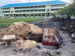 20241206020703.jpg - โรงเรียนคลองสอง (เสวตสมบูรณ์อุปถัมภ์) จัดจ้างบริษัทโพธโพ เอ็นจิเนียริ่ง จำกัด ดำเนินการจัดทำท่อและระบบระบายน้ำจำนวน 290,000 บาท เพื่อแก้ไขปัญหาน้ำท่วมขังในบริเวณโรงเรียน โดยได้รับการสนับสนุนจากเงินทอดผ้าป่าเพื่อการศึกษา | https://klongsong.devcm.info