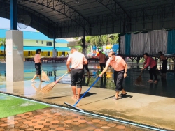 20241216060718.jpg - ขอขอบคุณเทศบาลเมืองคลองหลวง ที่ให้ความอนุเคราะห์รถฉีดน้ำบริเวณ และตัดหญ้าสนามฟุตบอล ให้มีความสะอาด เรียบร้อย พร้อมรับเปิดเทอม 2/2567 | https://klongsong.devcm.info