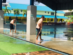 20241216060722.jpg - ขอขอบคุณเทศบาลเมืองคลองหลวง ที่ให้ความอนุเคราะห์รถฉีดน้ำบริเวณ และตัดหญ้าสนามฟุตบอล ให้มีความสะอาด เรียบร้อย พร้อมรับเปิดเทอม 2/2567 | https://klongsong.devcm.info