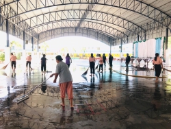 20241216060725.jpg - ขอขอบคุณเทศบาลเมืองคลองหลวง ที่ให้ความอนุเคราะห์รถฉีดน้ำบริเวณ และตัดหญ้าสนามฟุตบอล ให้มีความสะอาด เรียบร้อย พร้อมรับเปิดเทอม 2/2567 | https://klongsong.devcm.info