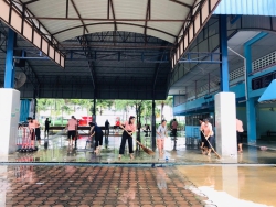 20241216060730.jpg - ขอขอบคุณเทศบาลเมืองคลองหลวง ที่ให้ความอนุเคราะห์รถฉีดน้ำบริเวณ และตัดหญ้าสนามฟุตบอล ให้มีความสะอาด เรียบร้อย พร้อมรับเปิดเทอม 2/2567 | https://klongsong.devcm.info