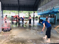 20241216060734.jpg - ขอขอบคุณเทศบาลเมืองคลองหลวง ที่ให้ความอนุเคราะห์รถฉีดน้ำบริเวณ และตัดหญ้าสนามฟุตบอล ให้มีความสะอาด เรียบร้อย พร้อมรับเปิดเทอม 2/2567 | https://klongsong.devcm.info