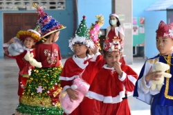 20250102034243.jpg - กิจกรรมคริสต์มาส ประจำปีการศึกษา 2567 เพื่อเฉลิมฉลองในวันสำคัญ รวมทั้งเป็นการแลกเปลี่ยนวัฒนธรรมของไทยและวัฒนธรรมของชาติที่เป็นภาษาอังกฤษ | https://klongsong.devcm.info