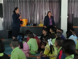 20250117024928(2).jpg - วันที่ 15 มกราคม พ.ศ.2567    โรงเรียนคลองสอง (เสวตสมบูรณ์อุปถัมภ์) ขอขอบคุณครูจากโรงเรียนหอวัง ปทุมธานี ที่เข้ามาแนะแนวให้ความรู้เรื่องการศึกษาต่อให้แก่นักเรียนระดับชั้นประถมศึกษาปีที่ 6  | https://klongsong.devcm.info