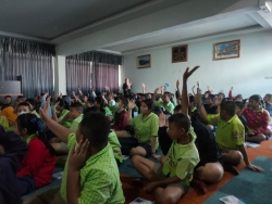 20250117024928.jpg - วันที่ 15 มกราคม พ.ศ.2567    โรงเรียนคลองสอง (เสวตสมบูรณ์อุปถัมภ์) ขอขอบคุณครูจากโรงเรียนหอวัง ปทุมธานี ที่เข้ามาแนะแนวให้ความรู้เรื่องการศึกษาต่อให้แก่นักเรียนระดับชั้นประถมศึกษาปีที่ 6  | https://klongsong.devcm.info