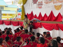 20250128093223.jpg - โรงเรียนคลองสอง (เสวตสมบูรณ์อุปถัมภ์) นำโดย ดร.ไพผกา ผิวดำ ผู้อำนวยการโรงเรียนพร้อมด้วยคณะครูกลุ่มสาระการเรียนรู้ต่างประเทศ ร่วมจัดกิจกรรมวันตรุษจีน ปี 2568 | https://klongsong.devcm.info