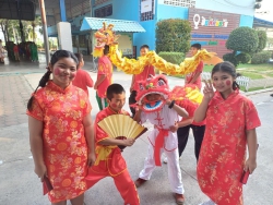 20250128093225(10).jpg - โรงเรียนคลองสอง (เสวตสมบูรณ์อุปถัมภ์) นำโดย ดร.ไพผกา ผิวดำ ผู้อำนวยการโรงเรียนพร้อมด้วยคณะครูกลุ่มสาระการเรียนรู้ต่างประเทศ ร่วมจัดกิจกรรมวันตรุษจีน ปี 2568 | https://klongsong.devcm.info