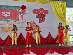 20250128093225(12).jpg - โรงเรียนคลองสอง (เสวตสมบูรณ์อุปถัมภ์) นำโดย ดร.ไพผกา ผิวดำ ผู้อำนวยการโรงเรียนพร้อมด้วยคณะครูกลุ่มสาระการเรียนรู้ต่างประเทศ ร่วมจัดกิจกรรมวันตรุษจีน ปี 2568 | https://klongsong.devcm.info