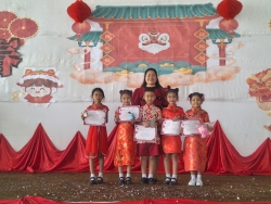 20250128093225(5).jpg - โรงเรียนคลองสอง (เสวตสมบูรณ์อุปถัมภ์) นำโดย ดร.ไพผกา ผิวดำ ผู้อำนวยการโรงเรียนพร้อมด้วยคณะครูกลุ่มสาระการเรียนรู้ต่างประเทศ ร่วมจัดกิจกรรมวันตรุษจีน ปี 2568 | https://klongsong.devcm.info