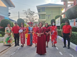 20250128093225(9).jpg - โรงเรียนคลองสอง (เสวตสมบูรณ์อุปถัมภ์) นำโดย ดร.ไพผกา ผิวดำ ผู้อำนวยการโรงเรียนพร้อมด้วยคณะครูกลุ่มสาระการเรียนรู้ต่างประเทศ ร่วมจัดกิจกรรมวันตรุษจีน ปี 2568 | https://klongsong.devcm.info