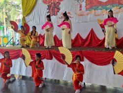 20250128093226(1).jpg - โรงเรียนคลองสอง (เสวตสมบูรณ์อุปถัมภ์) นำโดย ดร.ไพผกา ผิวดำ ผู้อำนวยการโรงเรียนพร้อมด้วยคณะครูกลุ่มสาระการเรียนรู้ต่างประเทศ ร่วมจัดกิจกรรมวันตรุษจีน ปี 2568 | https://klongsong.devcm.info