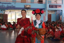 20250128093226(2).jpg - โรงเรียนคลองสอง (เสวตสมบูรณ์อุปถัมภ์) นำโดย ดร.ไพผกา ผิวดำ ผู้อำนวยการโรงเรียนพร้อมด้วยคณะครูกลุ่มสาระการเรียนรู้ต่างประเทศ ร่วมจัดกิจกรรมวันตรุษจีน ปี 2568 | https://klongsong.devcm.info