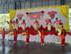 20250128093226(3).jpg - โรงเรียนคลองสอง (เสวตสมบูรณ์อุปถัมภ์) นำโดย ดร.ไพผกา ผิวดำ ผู้อำนวยการโรงเรียนพร้อมด้วยคณะครูกลุ่มสาระการเรียนรู้ต่างประเทศ ร่วมจัดกิจกรรมวันตรุษจีน ปี 2568 | https://klongsong.devcm.info