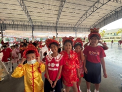 20250128093226(5).jpg - โรงเรียนคลองสอง (เสวตสมบูรณ์อุปถัมภ์) นำโดย ดร.ไพผกา ผิวดำ ผู้อำนวยการโรงเรียนพร้อมด้วยคณะครูกลุ่มสาระการเรียนรู้ต่างประเทศ ร่วมจัดกิจกรรมวันตรุษจีน ปี 2568 | https://klongsong.devcm.info