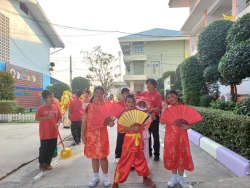 20250128093226.jpg - โรงเรียนคลองสอง (เสวตสมบูรณ์อุปถัมภ์) นำโดย ดร.ไพผกา ผิวดำ ผู้อำนวยการโรงเรียนพร้อมด้วยคณะครูกลุ่มสาระการเรียนรู้ต่างประเทศ ร่วมจัดกิจกรรมวันตรุษจีน ปี 2568 | https://klongsong.devcm.info