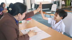 20250210044918.jpg - วันที่ 8 กุมภาพันธ์ 2568  โรงเรียนคลองสอง (เสวตสมบูรณ์อุปถัมภ์) รับรายงานตัวนักเรียนชั้นประถมศึกษาปีที่ 1 (ห้องเรียนพิเศษด้านภาษาอังกฤษ IEP) เพื่อรับการประเมินความพร้อมทางการเรียน | https://klongsong.devcm.info