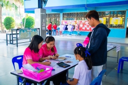 20250217003928.jpg - วันอาทิตย์ที่ 16 กุมภาพันธ์ 2568 โรงเรียนคลองสอง (เสวตสมบูรณ์อุปถัมภ์) ได้รับมอบตัวนักเรียนระดับชั้นประถมศึกษาปีที่ 1 และนักเรียนชั้นเคลื่อนระดับชั้นประถมศึกษาปีที่ 2-5 ประจำปีการศึกษา 2568 | https://klongsong.devcm.info