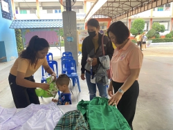 20250225040658.jpg - วันที่ 22 กุมภาพันธ์ 2568 โรงเรียนคลองสอง (เสวตสมบูรณ์อุปถัมภ์) รับมอบตัวนักเรียนชั้นอนุบาลปีที่ 2 / ชั้นอนุบาลปีที่ 3 และอำนวยความสะดวกจำหน่ายอุปกรณ์ เครื่องแต่งกายให้แก่ผู้ปกครอง  | https://klongsong.devcm.info