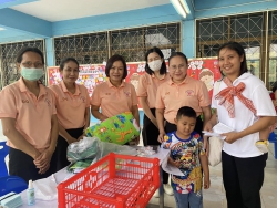 20250225040711.jpg - วันที่ 22 กุมภาพันธ์ 2568 โรงเรียนคลองสอง (เสวตสมบูรณ์อุปถัมภ์) รับมอบตัวนักเรียนชั้นอนุบาลปีที่ 2 / ชั้นอนุบาลปีที่ 3 และอำนวยความสะดวกจำหน่ายอุปกรณ์ เครื่องแต่งกายให้แก่ผู้ปกครอง  | https://klongsong.devcm.info