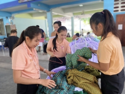 20250225040715.jpg - วันที่ 22 กุมภาพันธ์ 2568 โรงเรียนคลองสอง (เสวตสมบูรณ์อุปถัมภ์) รับมอบตัวนักเรียนชั้นอนุบาลปีที่ 2 / ชั้นอนุบาลปีที่ 3 และอำนวยความสะดวกจำหน่ายอุปกรณ์ เครื่องแต่งกายให้แก่ผู้ปกครอง  | https://klongsong.devcm.info