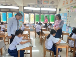 20250227111306(1).jpg - วันพุธที่ 26 กุมภาพันธ์  2568  โรงเรียนคลองสอง (เสวตสมบูรณ์อุปถัมภ์) ได้ดำเนินการสอบ NT ระดับชั้นประถมศึกษาปีที่ 3 ดร.ไพผกา ผิวดำ ผู้อำนวยการสถานศึกษาและดร.ชุติรัตน์ ประสงค์มณี ได้ตรวจเยี่ยมดูแลความเรียบร้อยและให้กำลังใจนักเรียน | https://klongsong.devcm.info