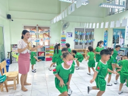 20250317032534.jpg - วันที่ 11 -12 มีนาคม 2568 ห้องเรียนอนุบาล 3/2 โรงเรียนคลองสอง (เสวตสมบูรณ์อุปถัมภ์) รับการประเมินพัฒนาการนักเรียนที่จบหลักสูตรการศึกษาปฐมวัย พุทธศักราช 2560 จากคณะกรรมการระดับเขตพื้นที่การศึกษา | https://klongsong.devcm.info