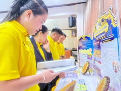 20250324041043(1).jpg - ดร.ไพผกา ผิวดำ ผู้อำนวยการ รองผู้อำนวยการและคณะครูจำนวน 40 ท่าน ศึกษาดูงานโรงเรียนวัดตะพงนอก (รังษีปิยะราษฎรรังสรรค์) ต.ตะพง อ.เมืองระยอง จ.ระยอง ที่มีวิธีปฏิบัติที่เป็นเลิศ หนึ่งอำเภอหนึ่งโรงเรียนคุณภาพ | https://klongsong.devcm.info