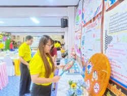 20250324041043.jpg - ดร.ไพผกา ผิวดำ ผู้อำนวยการ รองผู้อำนวยการและคณะครูจำนวน 40 ท่าน ศึกษาดูงานโรงเรียนวัดตะพงนอก (รังษีปิยะราษฎรรังสรรค์) ต.ตะพง อ.เมืองระยอง จ.ระยอง ที่มีวิธีปฏิบัติที่เป็นเลิศ หนึ่งอำเภอหนึ่งโรงเรียนคุณภาพ | https://klongsong.devcm.info