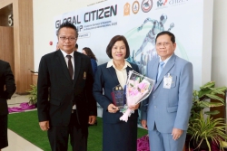 20250407094916(3).jpg - วันที่ 4 เมษายน 2568 ดร.ไพผกา ผิวดำ ผู้อำนวยการโรงเรียน เข้ารับโล่ผู้บริหารสถานศึกษาดีเด่น จาก ว่าที่ ร.ต.ดร.ธนุ วงษ์จินดา เลขาธิการ กพฐ. ณ มหาวิทยาลัยนเรศวร จังหวัดพิษณุโลก | https://klongsong.devcm.info