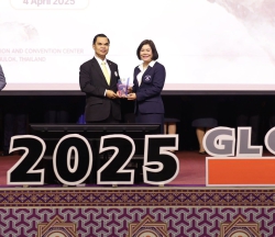 20250407094916(4).jpg - วันที่ 4 เมษายน 2568 ดร.ไพผกา ผิวดำ ผู้อำนวยการโรงเรียน เข้ารับโล่ผู้บริหารสถานศึกษาดีเด่น จาก ว่าที่ ร.ต.ดร.ธนุ วงษ์จินดา เลขาธิการ กพฐ. ณ มหาวิทยาลัยนเรศวร จังหวัดพิษณุโลก | https://klongsong.devcm.info