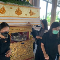 20240517131141.jpg - วันที่ 22 ธันวาคม 2564 นางไพผกา ผิวดำ (ผู้อำนวยการโรงเรียน) คณะครู และบุคลากร โรงเรียนคลองสอง(เสวตสมบูรณ์อุปถัมภ์) ร่วมงานฌาปณกิจ ด.ญ.เมทาวี เทียมแพง นักเรียนชั้น ป.2/2 ที่เสียชีวิตจากการจ่มน้ำ ณ. วัดเกิดการอุดม | https://klongsong.devcm.info