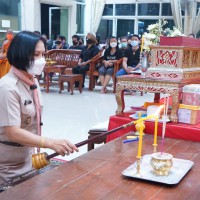 20240517131519(2).jpg - วันที่ 21 ธันวาคม 2564 นางไพผกา ผิวดำ (ผู้อำนวยการโรงเรียน) คณะครู และบุคลากร โรงเรียนคลองสอง(เสวตสมบูรณ์อุปถัมภ์) ร่วมเป็นเจ้าภาพสวดอภิธรรม ด.ญ.เมทาวี เทียมแพง นักเรียนชั้น ป.2/2 ที่เสียชีวิตจากการจ่มน้ำ ณ. วัดเกิดการอุดม | https://klongsong.devcm.info