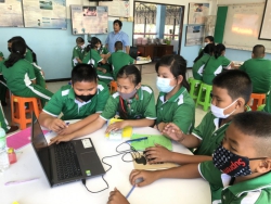 20240518145422(2).jpg - 25 สิงหาคม 2563 คณะอาจารย์จากสำนักงานพัฒนาวิทยาศาสตร์และเทคโนโลยีแห่งชาติ (สวทช.) นิเทศและเยี่ยมห้องเรียนการจัดการเรียนการสอนวิทยาศาสตร์ และวิทยาการคำนวณ นักเรียนชั้น ป.2 และ ป.5 ของโรงเรียนคลองสองฯ | https://klongsong.devcm.info