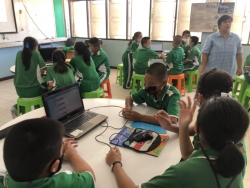 20240518145422.jpg - 25 สิงหาคม 2563 คณะอาจารย์จากสำนักงานพัฒนาวิทยาศาสตร์และเทคโนโลยีแห่งชาติ (สวทช.) นิเทศและเยี่ยมห้องเรียนการจัดการเรียนการสอนวิทยาศาสตร์ และวิทยาการคำนวณ นักเรียนชั้น ป.2 และ ป.5 ของโรงเรียนคลองสองฯ | https://klongsong.devcm.info