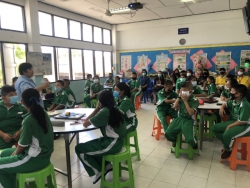 20240518145423(1).jpg - 25 สิงหาคม 2563 คณะอาจารย์จากสำนักงานพัฒนาวิทยาศาสตร์และเทคโนโลยีแห่งชาติ (สวทช.) นิเทศและเยี่ยมห้องเรียนการจัดการเรียนการสอนวิทยาศาสตร์ และวิทยาการคำนวณ นักเรียนชั้น ป.2 และ ป.5 ของโรงเรียนคลองสองฯ | https://klongsong.devcm.info