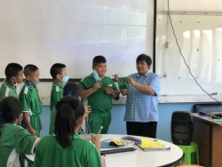 20240518145423(2).jpg - 25 สิงหาคม 2563 คณะอาจารย์จากสำนักงานพัฒนาวิทยาศาสตร์และเทคโนโลยีแห่งชาติ (สวทช.) นิเทศและเยี่ยมห้องเรียนการจัดการเรียนการสอนวิทยาศาสตร์ และวิทยาการคำนวณ นักเรียนชั้น ป.2 และ ป.5 ของโรงเรียนคลองสองฯ | https://klongsong.devcm.info