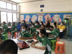 20240518145424.jpg - 25 สิงหาคม 2563 คณะอาจารย์จากสำนักงานพัฒนาวิทยาศาสตร์และเทคโนโลยีแห่งชาติ (สวทช.) นิเทศและเยี่ยมห้องเรียนการจัดการเรียนการสอนวิทยาศาสตร์ และวิทยาการคำนวณ นักเรียนชั้น ป.2 และ ป.5 ของโรงเรียนคลองสองฯ | https://klongsong.devcm.info