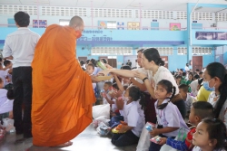 20240518145632(1).jpg - กิจกรรมทำบุญตักบาตรเพื่อถวายเป็นพระราชกุศลในหลวง ร.๙ ในวันคล้ายวันศวรรคต | https://klongsong.devcm.info