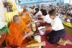 20240518145633.jpg - กิจกรรมทำบุญตักบาตรเพื่อถวายเป็นพระราชกุศลในหลวง ร.๙ ในวันคล้ายวันศวรรคต | https://klongsong.devcm.info